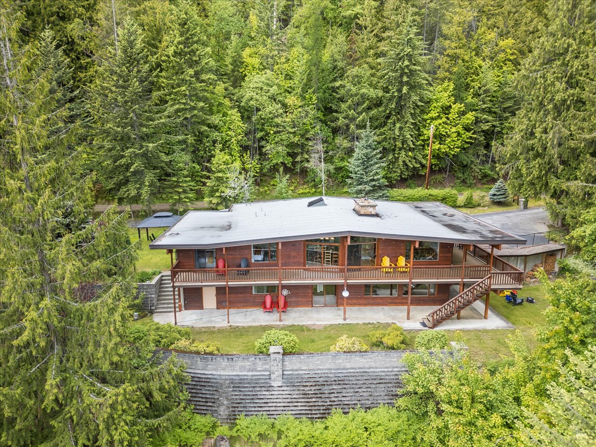 Aerial view of Kootenay Getaway nestled in trees with the lake visible through the foliage